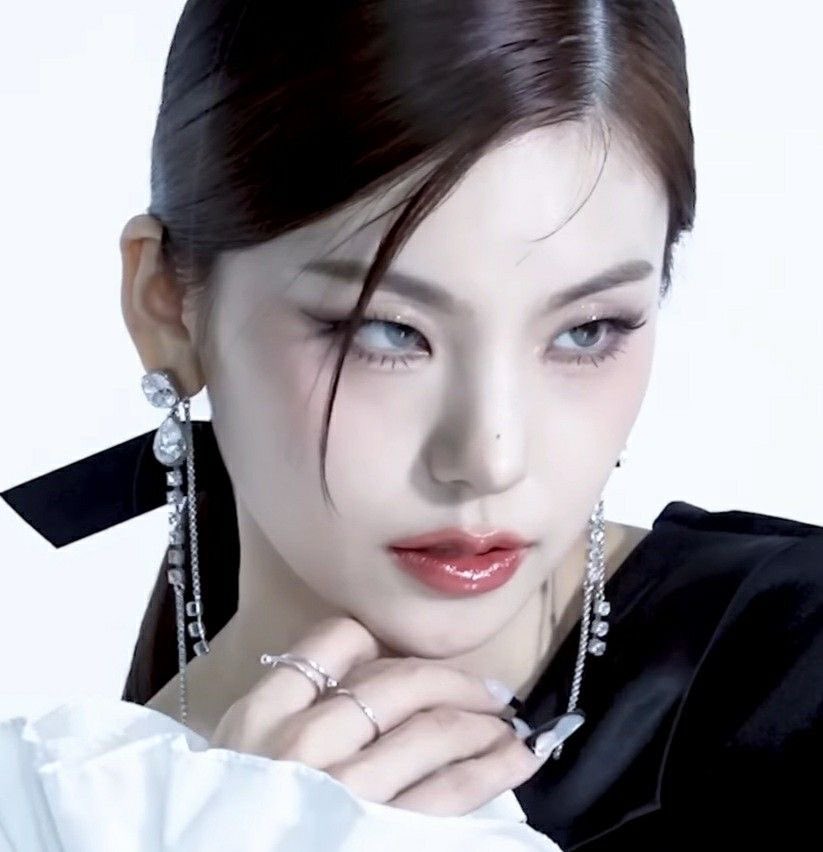 itzyshots's tweet photo. she looks sm like a porcelain doll here https://t.co/eymhnPJbvM