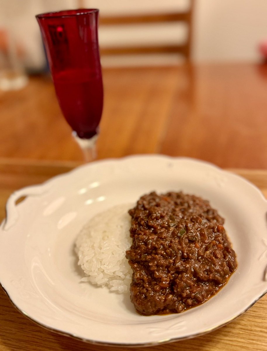 kinyachan's tweet photo. ■市販ルーで #キーマカレー 🍛
#ChatGPT に #ジャワカレー辛口、#炒め玉ねぎ、蜂蜜、＃ル・クルーゼ 」と注文し、仰せのままに調理。

妻「めっちゃ美味しい！また作って！」

AI先生、やりますな。
辛口キーマには泡もよく合う🥂

次は市販ルーなしのスパイスカレーに挑戦。 https://t.co/Tkp3QCTqfh