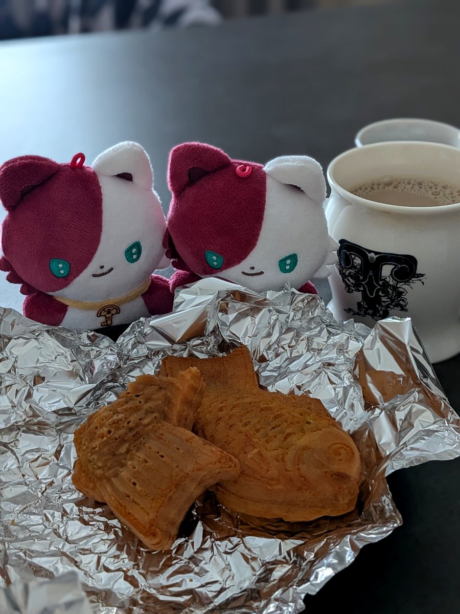 titiceh's tweet photo. たいやき食ってたらバレた https://t.co/Q7fzSGunjC