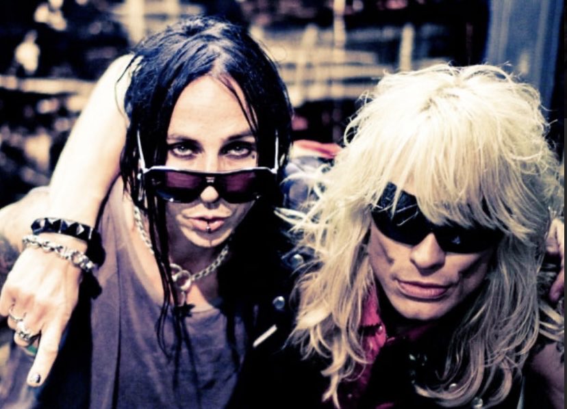 yrP93KFo37xFe5U's tweet photo. トピの1枚vol61 #BACKYARDBABIES #TOTAL13 87年🇸🇪ネースショーで結成 gt #Dregen が #TheHellacopters で活動するなど 97年再結成 98年発売2ndアルバム 凶暴性と疾走感溢れるサウンドだが #HanoiRocks の影響もあり 哀愁感じさせ グラムロック要素あり #U.F.O.Romeo #Highlights の2曲が好きならハマる https://t.co/UuRSbdwfYc