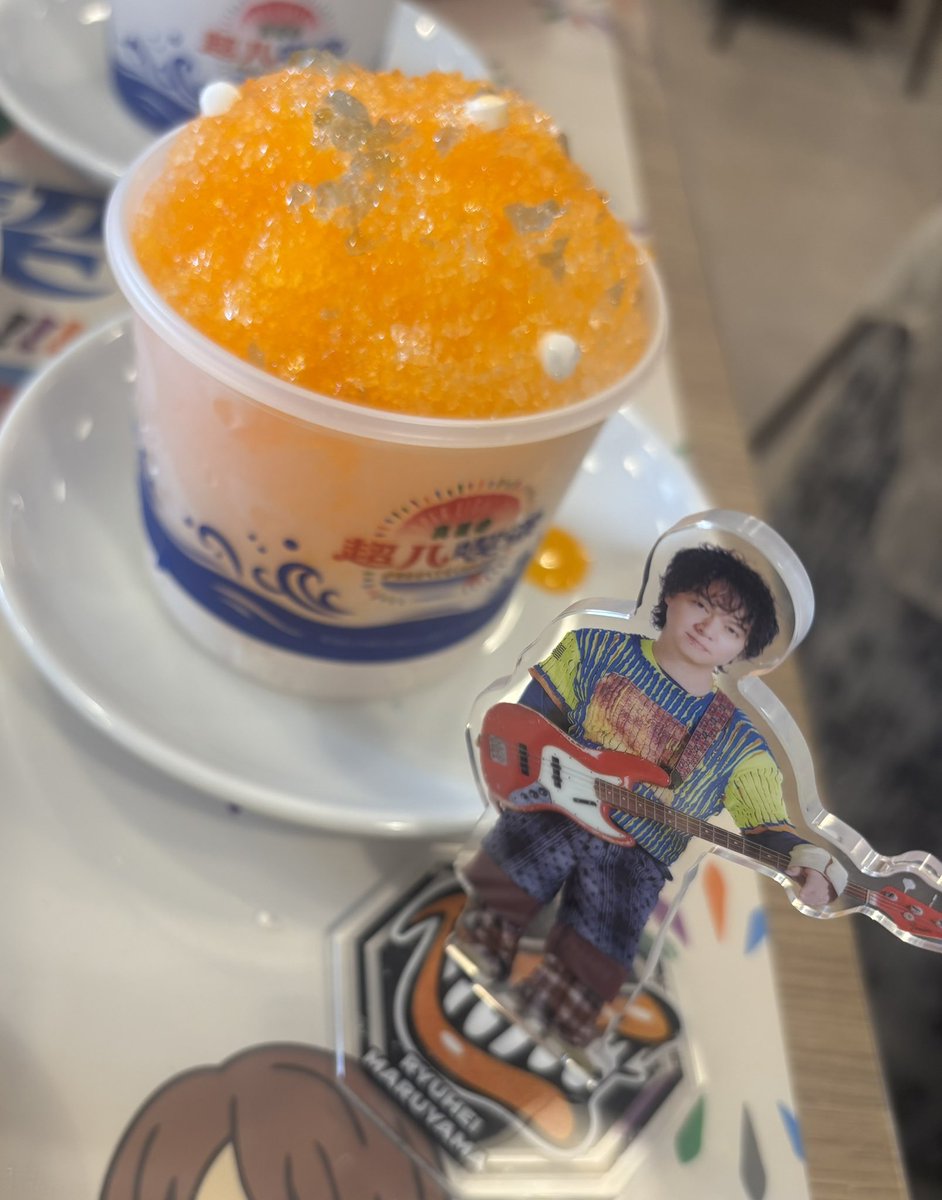 taka2s8m's tweet photo. かき氷にパチパチ要素を入れる意味を問いたい🍧

青い所がパチパチトラップ⚡️

後、シロップの色で誰担か分かりすぎる🤣

#超八喫茶 https://t.co/uw1wdU3p2v