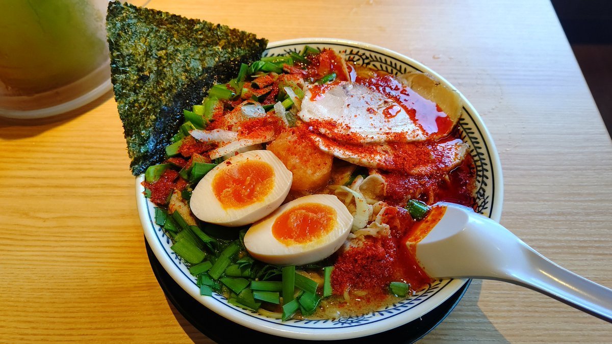 777_Howl's tweet photo. グルメ旅編（栃木）
「丸源ラーメン」（宇都宮簗瀬店）
熟成醤油 辛肉そば 味玉入り ＋チャーシュー
程よい辛さで、熟成醤油のスープがとてもおいしいラーメンでした https://t.co/q3LGcrO7AJ
