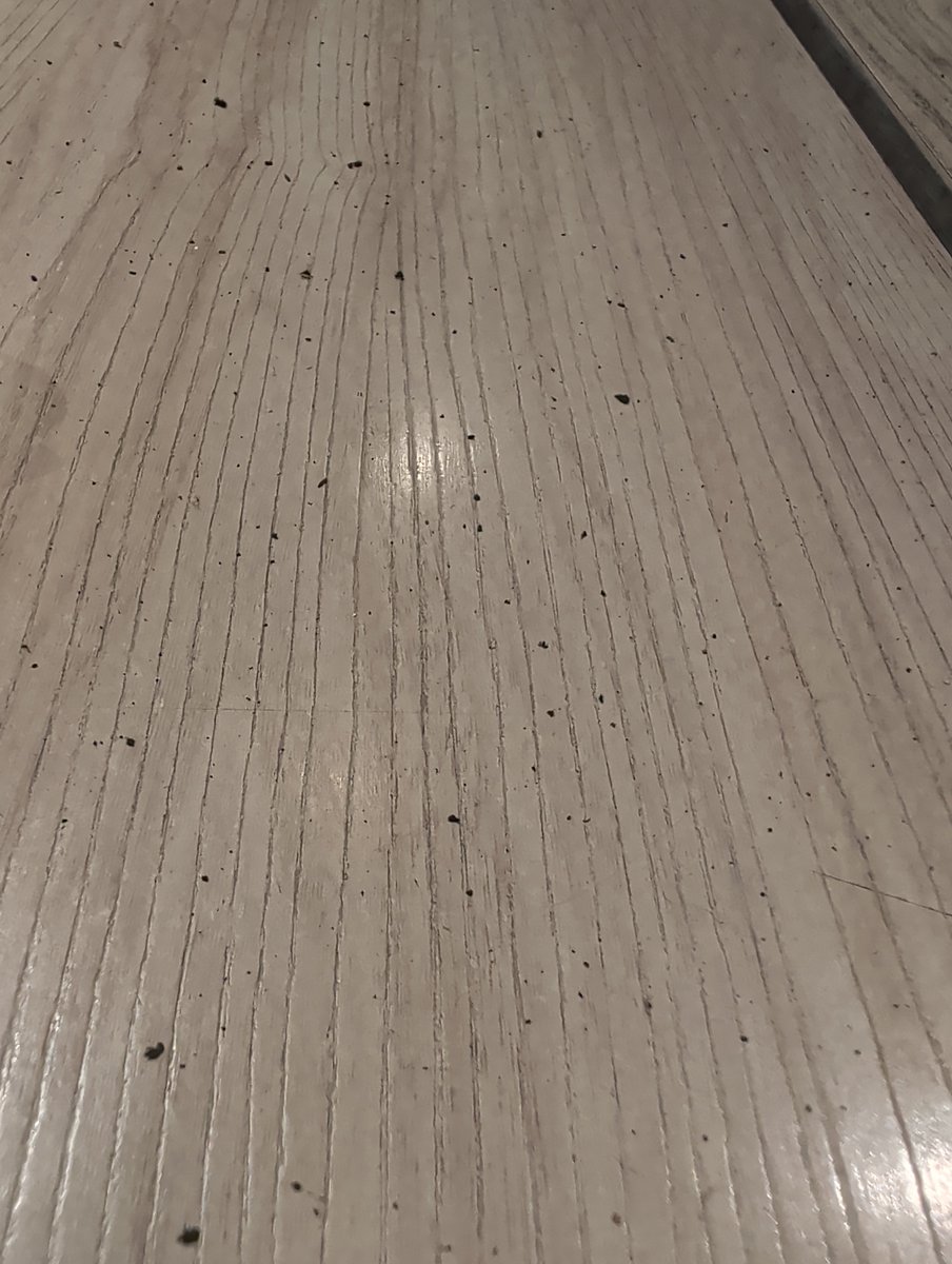 jorgerc_'s tweet photo. Una vez más tengo que quejarme de Bendito en Ceibos. Entiendo que ahora quieran tenerlo con un punto de venta de Delivery pero verán que la gente si viene a comer acá y un asco de sucias las mesas. Ponga una persona de limpieza al menos. https://t.co/kpYOHHus6J
