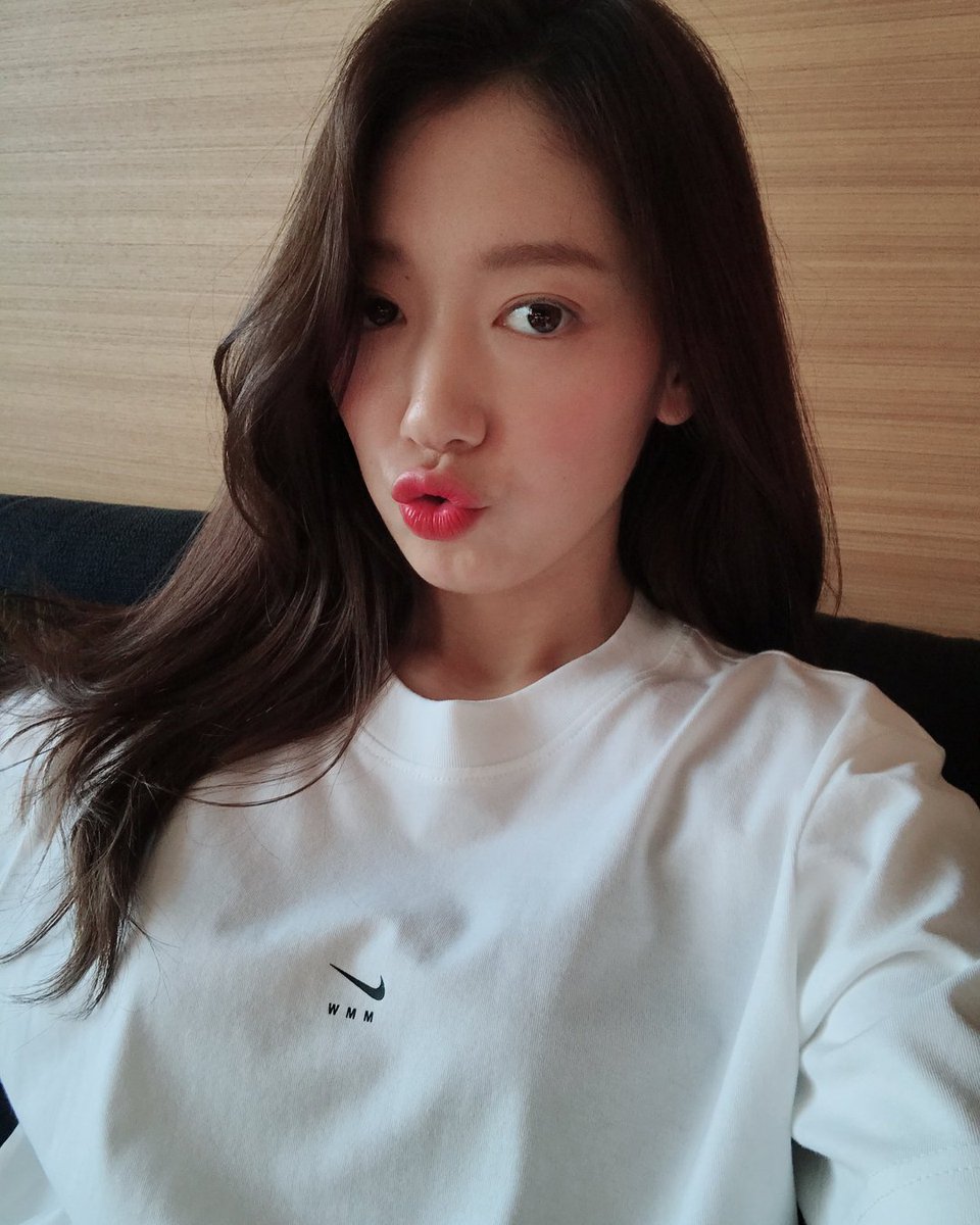 bbeumshinhye's tweet photo. 8년전..
2018년의 신혜 .... 여전히 예뻤음 ㅠ https://t.co/IoMhb9J2pf