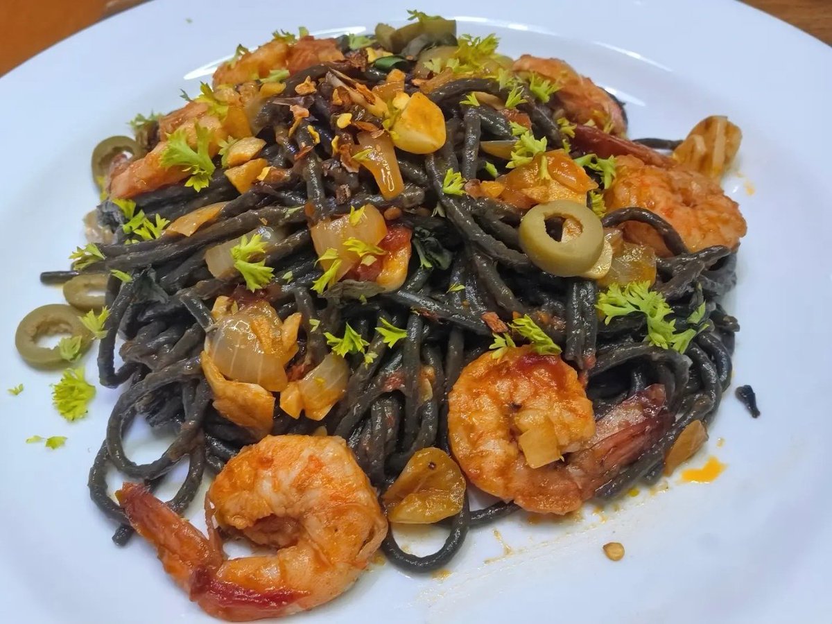 HazelEscarilla's tweet photo. Black Spaghetti / Squid Ink Pasta
#BlackSpaghetti #HKPasta #pastalover #HazelsKitchen #HK #yummy #mustTry #HomemadeWithLOVE #SquidInkPasta https://t.co/bV2w9kHvBx