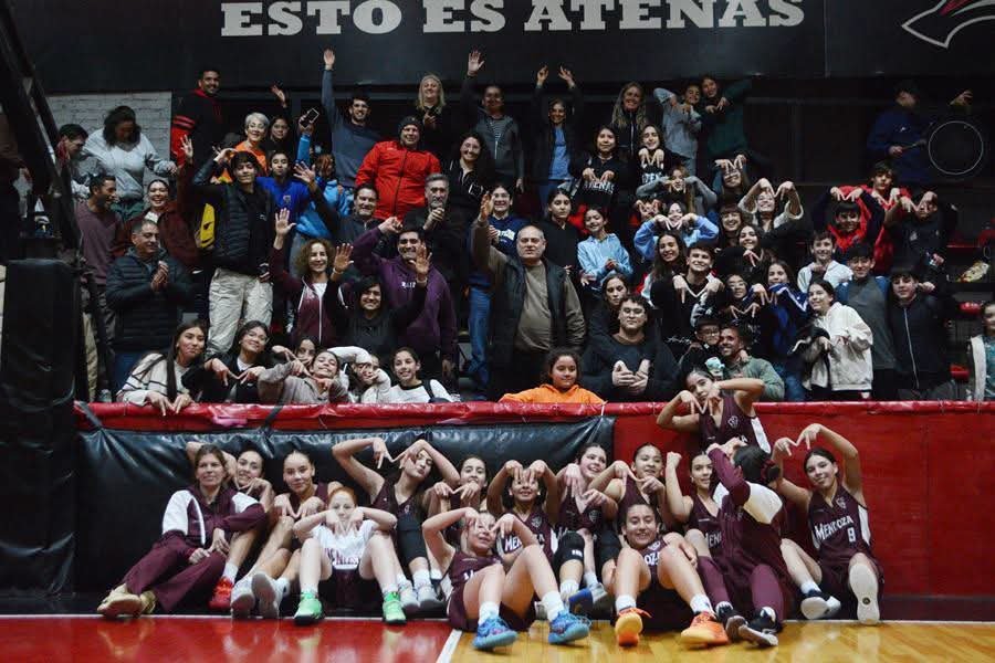 FbpmOficial's tweet photo. 𝗖𝗢𝗥𝗔𝗭𝗢𝗡 𝗠𝗘𝗡𝗗𝗢𝗖𝗜𝗡𝗢 ❤🍇

Con mucho amor por la camiseta y en un partido que por momentos fue cuesta arriba, Mendoza le ganó Neuquen 66-59. Mendoza tuvo un gran partido de Lucia Dalesio que terminó con 17pts y 12reb. https://t.co/PG2CNmKw1Y