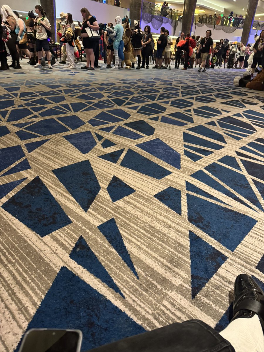 AxignErlo's tweet photo. Finally got out of that fucked up line, took so long and now i have to get into ANOTHER LINE https://t.co/gHyiwjjKzA