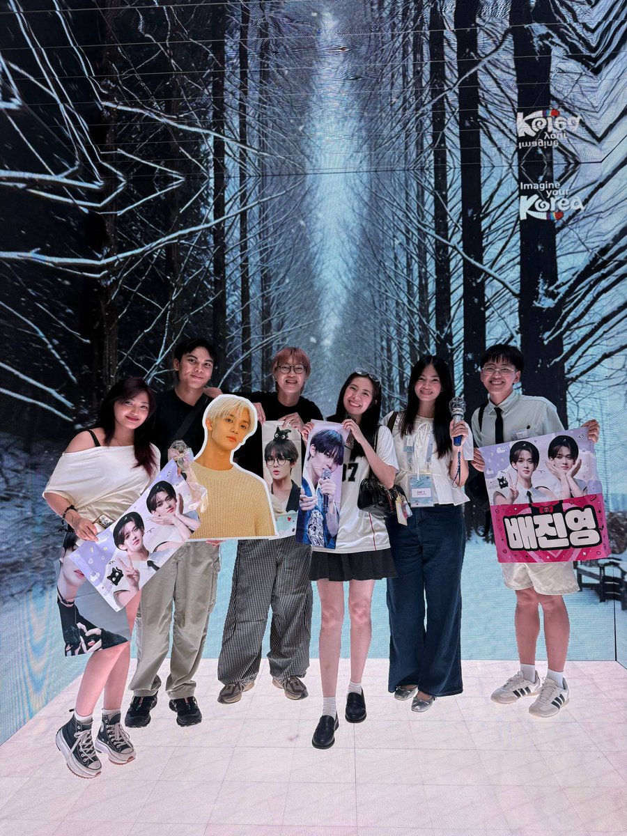 CIXUNIONPH's tweet photo. Always willing to reunite as long as it’s for CIX members 💙 

6 out of 7 cixunionph admins! 

Definitely worth it bc he saw our tarp prepared for him! 🥹🧸 

#CIX #씨아이엑스 https://t.co/Ys5BMyHpHo