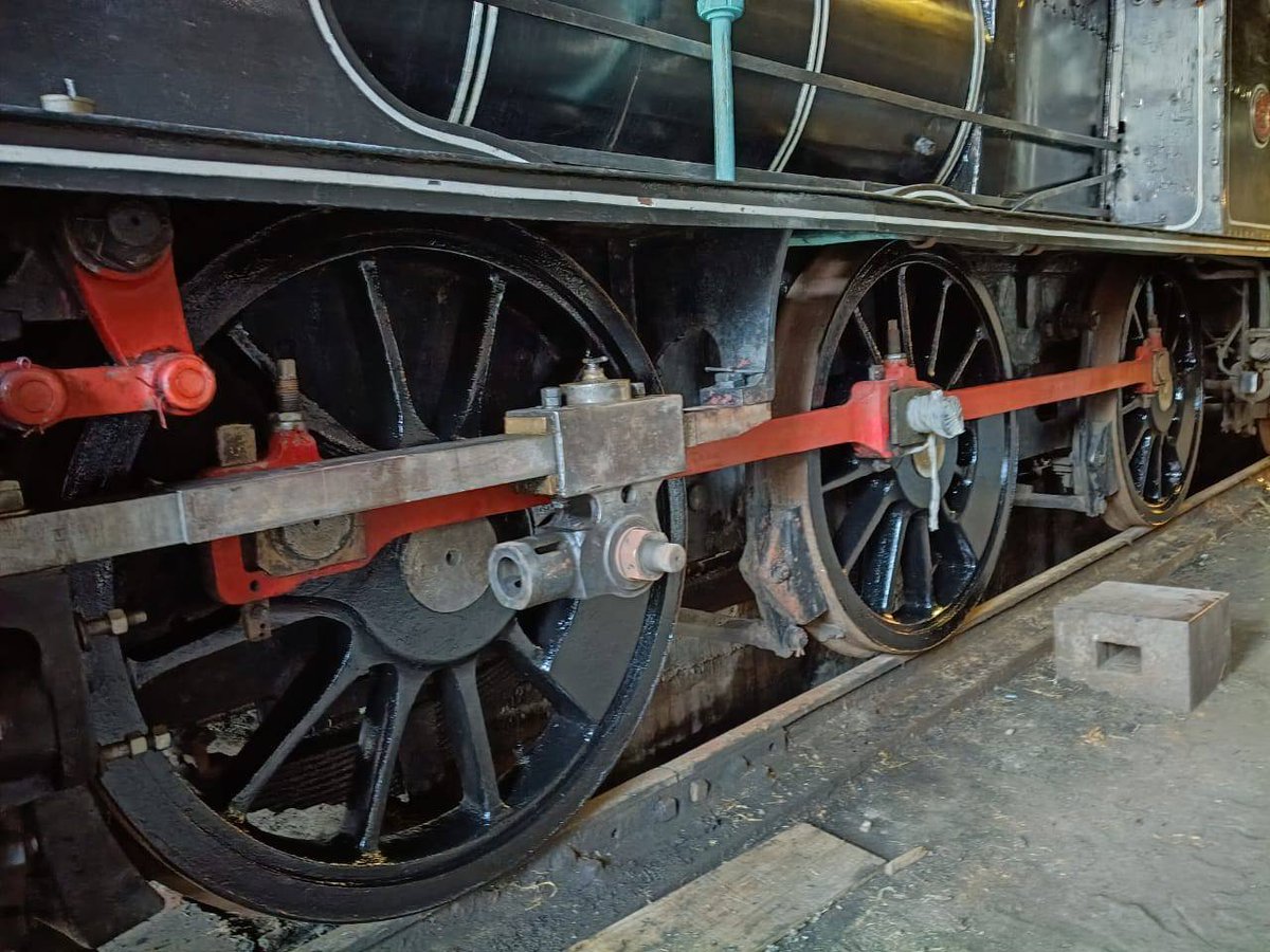 FerroclubLynch's tweet photo. 🛠️ En el día de hoy, reanudamos la puesta en valor estética de la Monte Caseros, incluyendo la primera mano de pintura a las ruedas y cepillado de los laterales. https://t.co/OaQnNlowts