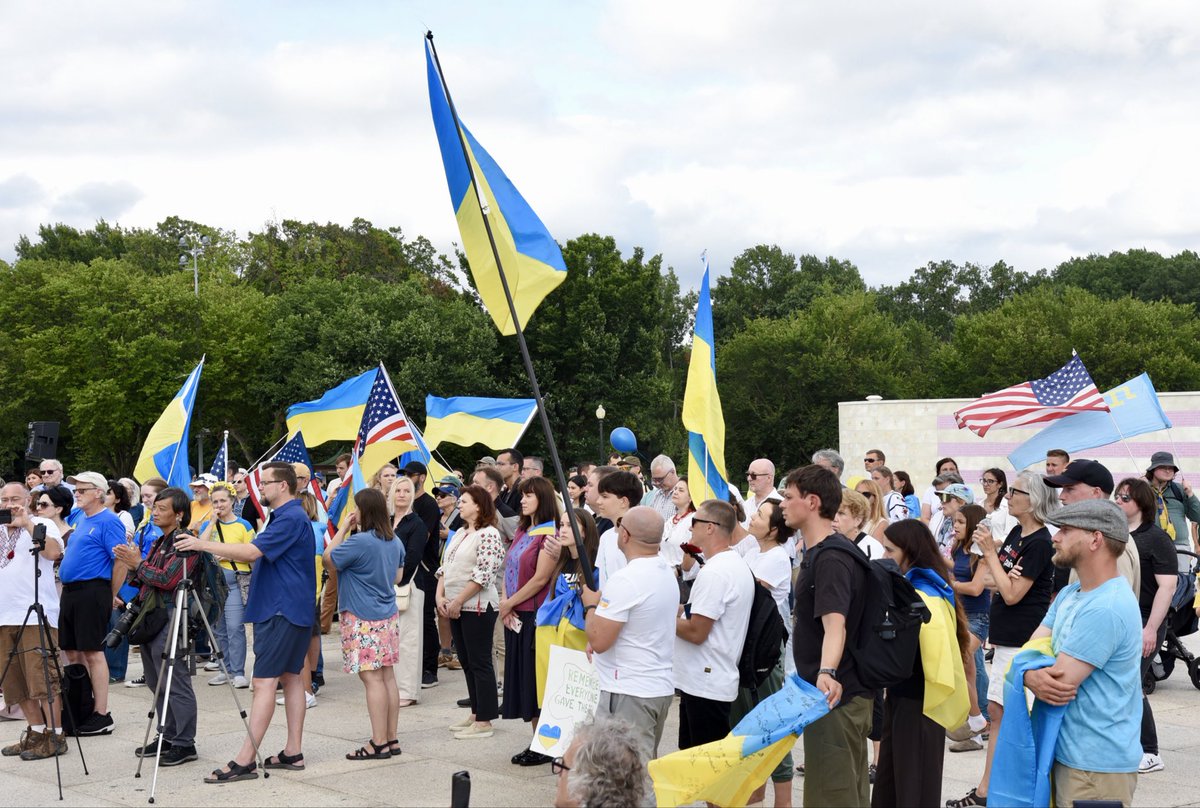 UKRintheUSA's tweet photo. Ukrainian Americans and friends of Ukraine gathered at the Lincoln Memorial in Washington, DC to celebrate the restoration of Ukraine’s independence in 1991. 🇺🇦

Chargé d’Affaires, a.i. Denys Sienik called for stronger international pressure on Russia and continued support for Ukraine’s air defense, stressing that “peace through strength” is the path to a just and lasting peace.

Together, we sent a powerful message: Ukraine is free, Ukraine will remain free, and Ukraine will prevail. #35IndependenceDay #StandWithUkraine