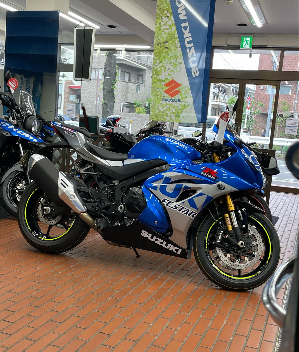 ZX4R_cbr's tweet photo. 懐かしのR1000R
この子いなかったら旦那と付き合ってもないし結婚もしてなかった(´^p^`)
私達の運命を変えた最高のバイク🏍³₃ https://t.co/p1PlI40GYm