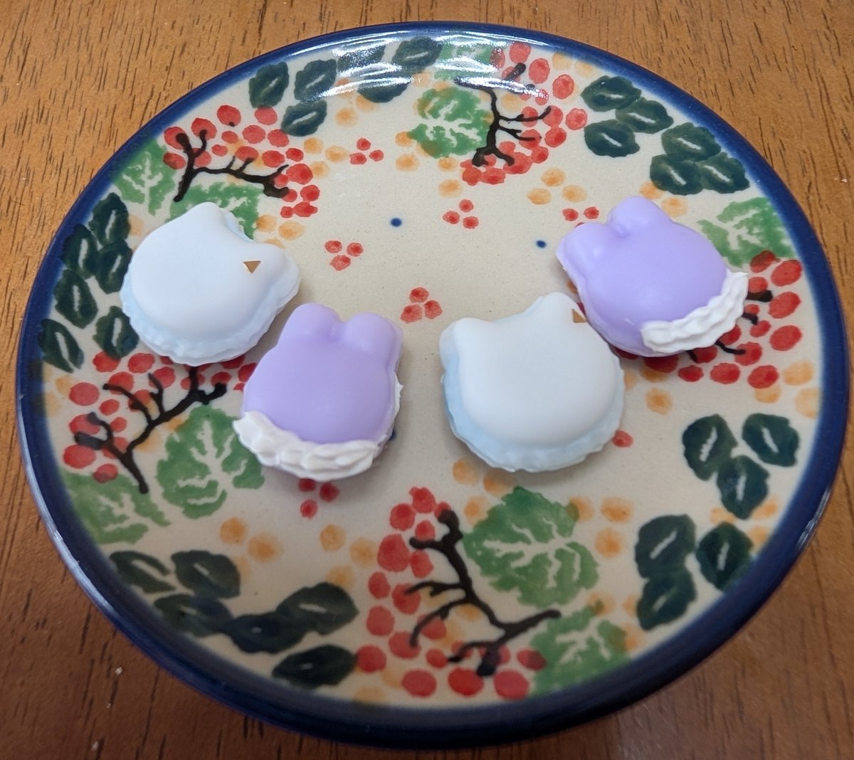 akamurasaki94's tweet photo. モフ概念マカロン
ホイップをもっと美味しそうに絞れるようにならなきゃな…
ところでマカロンって結構メジャーなお菓子だと思うんだけど絵文字がないのね…意外。 https://t.co/Gu3ko7mJMg