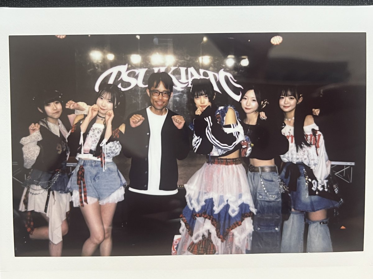 nonponto's tweet photo. 定期観測たくさん行った特典のワイドチェキ、なるほど��ェキが大きい。ツキアトメンバー全員と写れて嬉しい。家宝にしよう。
#ツキアト https://t.co/HlxWhLwAdT