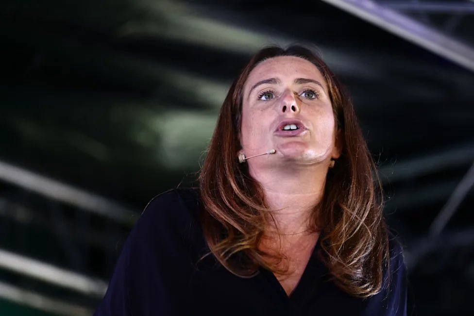 LBleuBlancRouge's tweet photo. 🗣️ Marine Tondelier : 

« En cas de victoire du RN, j’espère qu’il y aura des désobéissances. Je sais qu’il y en aura très peu, mais moi je sais que je sais le faire et je sais qui sait le faire. » 😳

Rendez-vous bien compte de la dangerosité de l’extrême-gauche. 

Ces fous furieux détestent la démocratie.