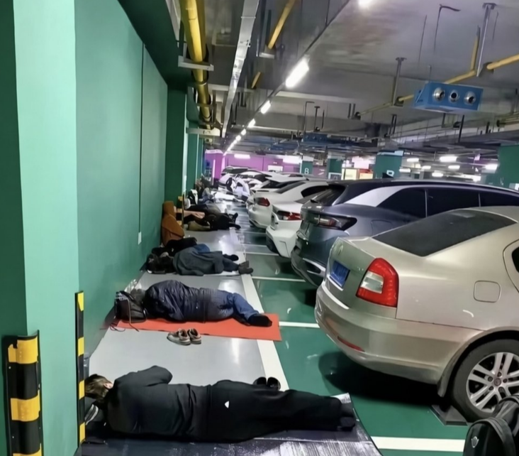 hoshusokuhou's tweet photo. 【悲報】中国のネット配車、ガチでクサすぎると問題になるｗｗｗ　その原因が
↓
■地下駐車場の地べたで寝るドライバーが急増
・家賃をケチるために車上生活
・シャワー浴びれない
・車内がクサくなる
↓
■原因は？
・失業者の受け皿である配車アプリ運転手急増で競争激化
・パイの奪い合いで客単価が下がる
・運営会社のマージンが高すぎる
・長時間労働せざるを得なくなる
↓
無限ループ