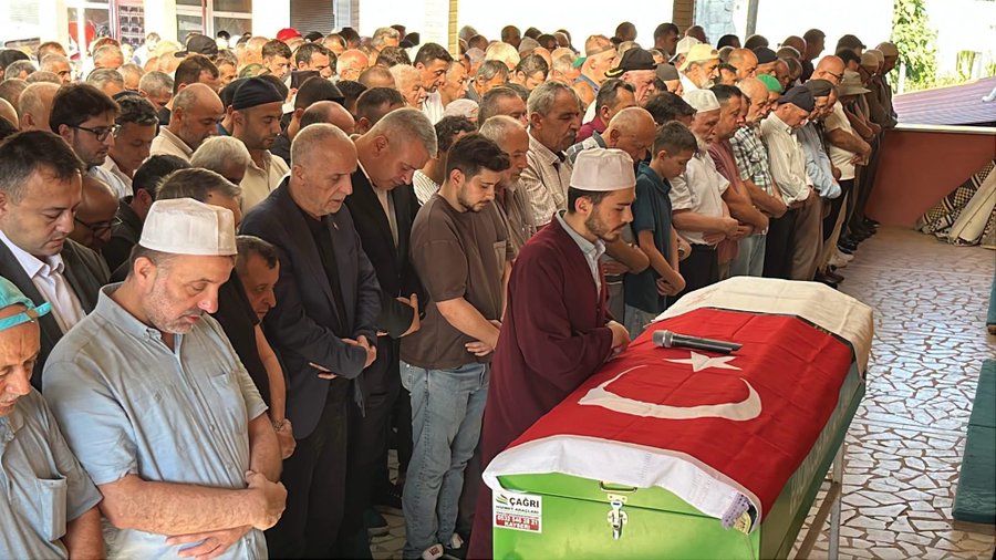 turkiskonf's tweet photo. Genel Başkan Ergün ATALAY, Ankara’nın Nallıhan ilçesine bağlı Çayırhan Mahallesi’nde faaliyet gösteren Çayırhan Termik Elektrik Üretim ve Madencilik işletmesinde meydana gelen elim maden kazasında hayatını kaybeden 33 yaşındaki maden işçisi Erdi KAHVECİ’nin cenaze törenine katıldı.

Memleketi Zonguldak’ın Gökçebey ilçesinde son yolculuğuna uğurlanan Erdi KAHVECİ’nin cenaze merasimine; Türk-İş Genel Başkanı Ergün ATALAY, Türkiye Maden-İş Sendikası Genel Başkanı Nurettin AKÇUL, Genel Maden-İş Sendikası Genel Başkanı Hakan YEŞİL, sendika ve şube yöneticileri, çok sayıda madenci ve vatandaş katıldı.

Merhuma bir kez daha Yüce Allah’tan rahmet; kederli ailesine, yakınlarına, çalışma arkadaşlarına ve maden camiamıza sabır ve başsağlığı diliyoruz.