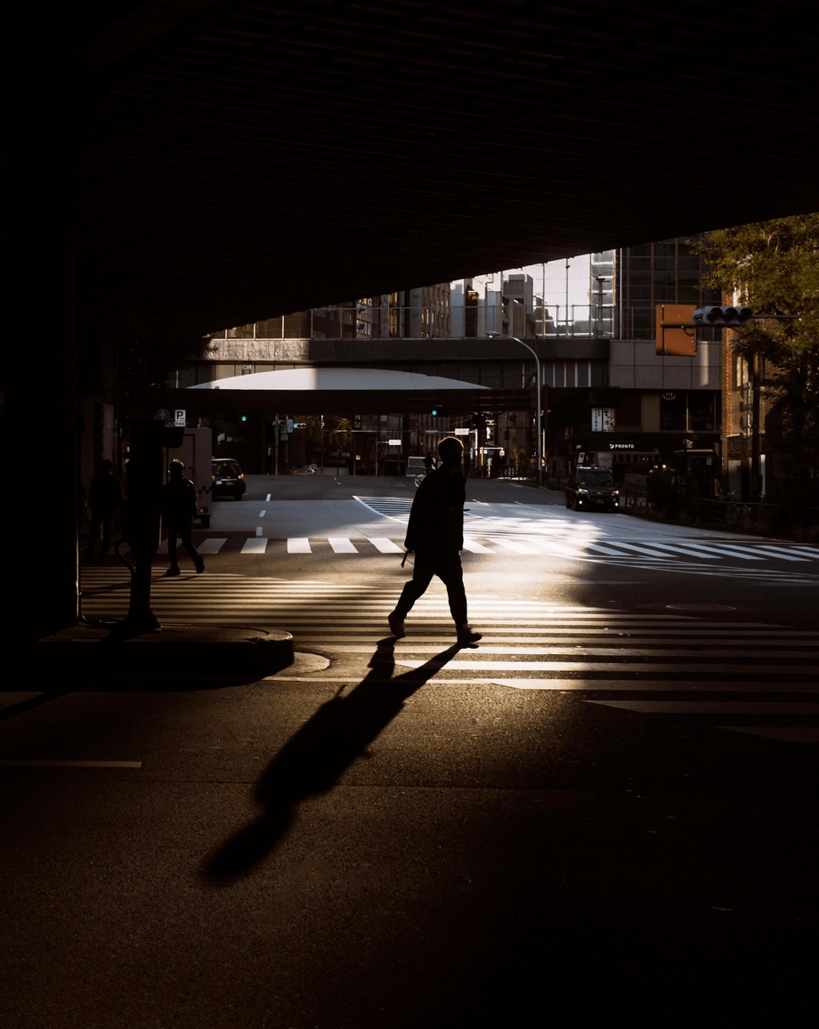 MadisonLotcy's tweet photo. Rincón callejero lleno de vida, el sol de la tarde dibuja sombras cálidas en la acera. ， https://t.co/lElJxpXEkI