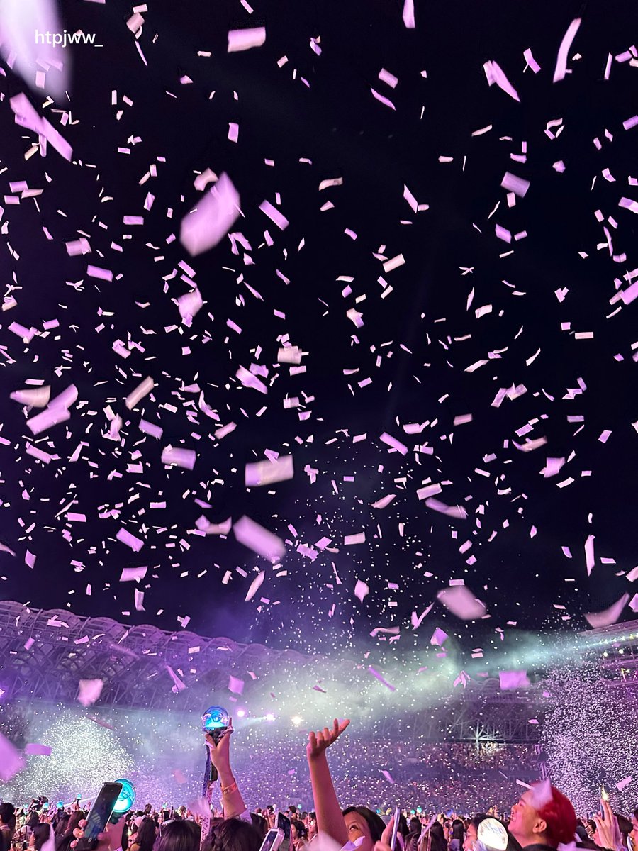 htpjww_'s tweet photo. if seventeen decided to do follow tour all over again when 13 of them is back, i’m not even gonna be mad abt it. this is by far the most magical concert i’ve been into https://t.co/zYuEUl0Kcy