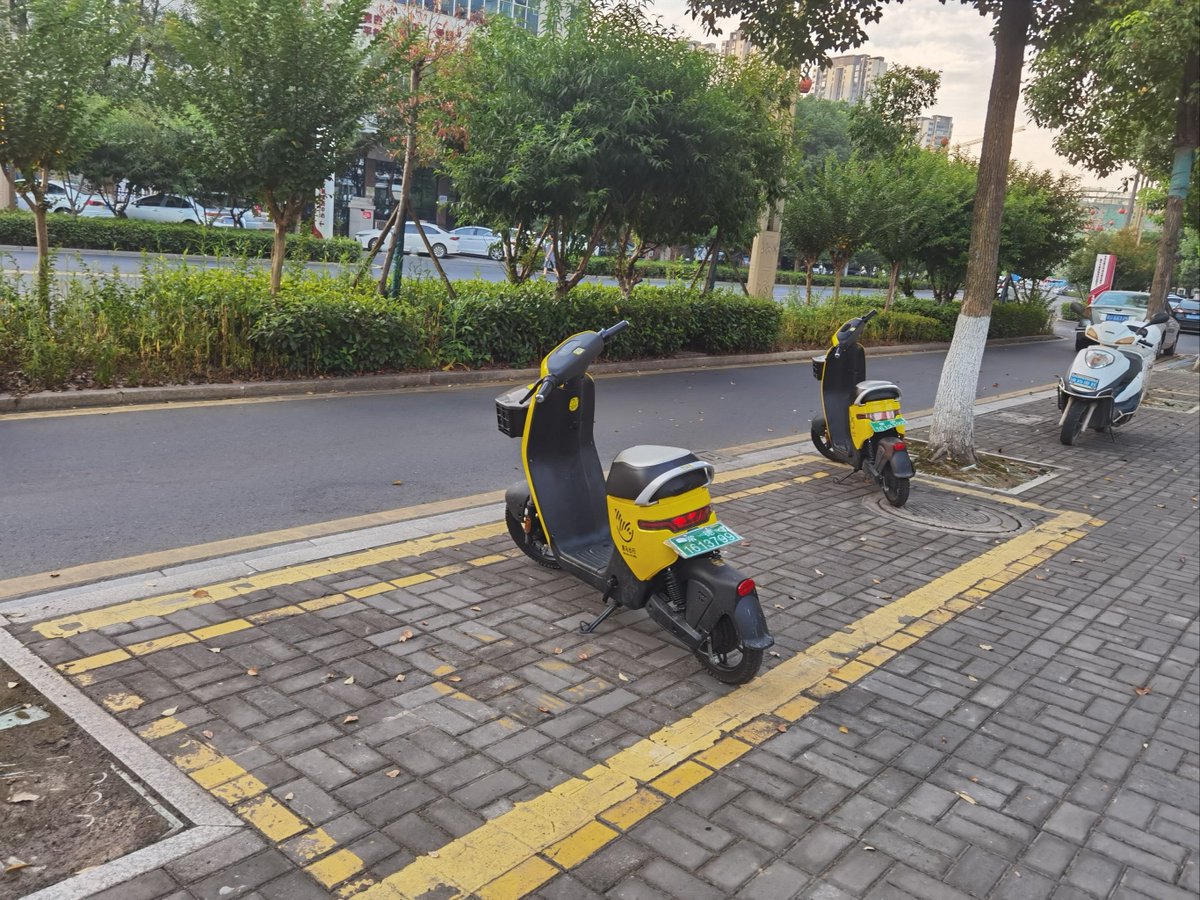 IsabelleSuare18's tweet photo. Just tried the new city electric scooter lane on my commute—zero traffic stress, smooth ride, and I got to work 10 mins early! Game-changing little upgrade for daily travels https://t.co/fAhPn6Y6kv