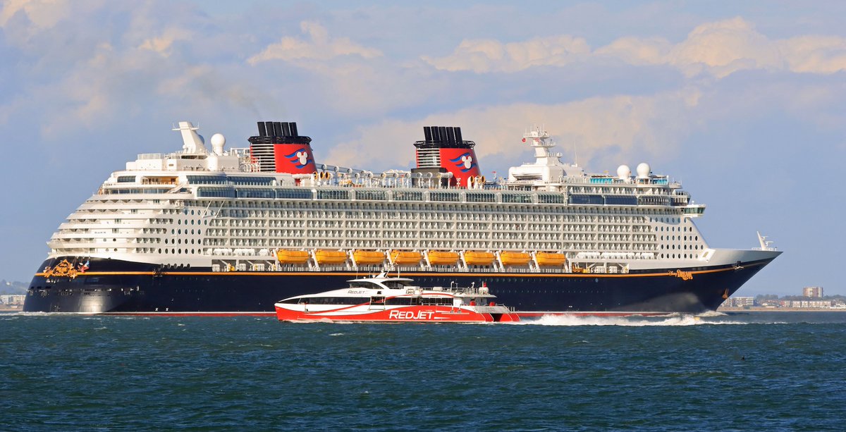 RedFunnelFerry's tweet photo. RED FUNNEL CAM 📸

A little extra @disney ✨magic✨ on the Solent!

Our Red Funnel ferries were in good company alongside the Disney cruise ship recently. Thanks to Andrew Cooke for sending in these brilliant shots.🚢

#RedFunnel #IsleofWight #Solent #DisneyCruise #Ferry https://t.co/psT0IsveRz