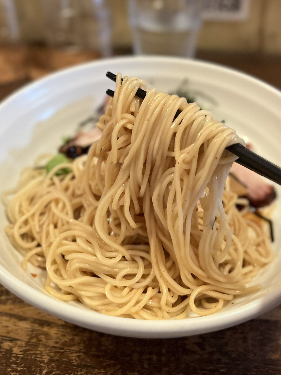 chakudon's tweet photo. 荏原町しなてつ@荏原町
チャーシュー濃厚魚介冷やしまぜそば(限定)+ひき肉の甘辛丼。濃厚な魚介だれでシンプルにいただく冷やしまぜそば。温はデフォでも提供。うまい。途中で狙っていた冷やし中華もあったことに気づきショック。甘辛丼は少しエスニックな味付けで、セットとして良いスパイスに。 https://t.co/S2y0PxDrNS