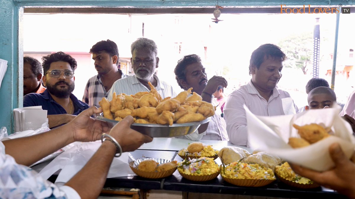 kripalamanna's tweet photo. The town of Gadag in North Karnataka has an absolute, unshakeable obsession with Girmit and Bajji! 😋Come evening, locals head to Sri Jagadamba Special Girmits, where 5 brothers are keeping their mother’s 28-year recipe alive. Their signature Girmit is full of flavor, uniquely dry, and crisp, so good that travelers pack it for long bus journeys! Watch the full episode on Food Lovers TV: https://t.co/jdl17OAIKO