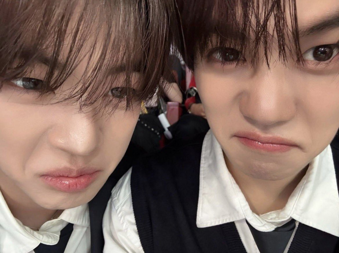 04p1f's tweet photo. WHY ARE THEY SO CUTE OMG i think i just crode https://t.co/YasyaPqoUT