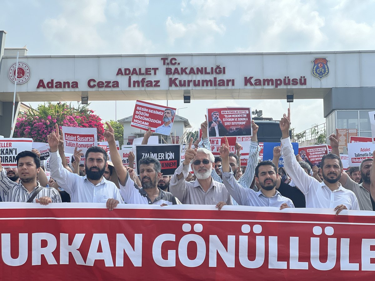lideri_oncunsl's tweet photo. Alparslan Kuytul Hocaefendi, eşi Semra Kuytul Hocahanım ve beraberinde tutuklama kararı verilenler için Furkan Hareketi mensupları cezaevi önünde tepkilerini gösteriyor!

FurkanHareketi Tertemizdir
LanetOlsun Böyle Adalete https://t.co/oYLeLIA1Ma