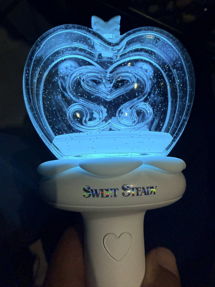 yonemin1990's tweet photo. すいすてはペンライトハートかぁ　
持ってるとむっちゃ重い　鈍器やな　
#すいれぼアリーナ https://t.co/c9367niZdF