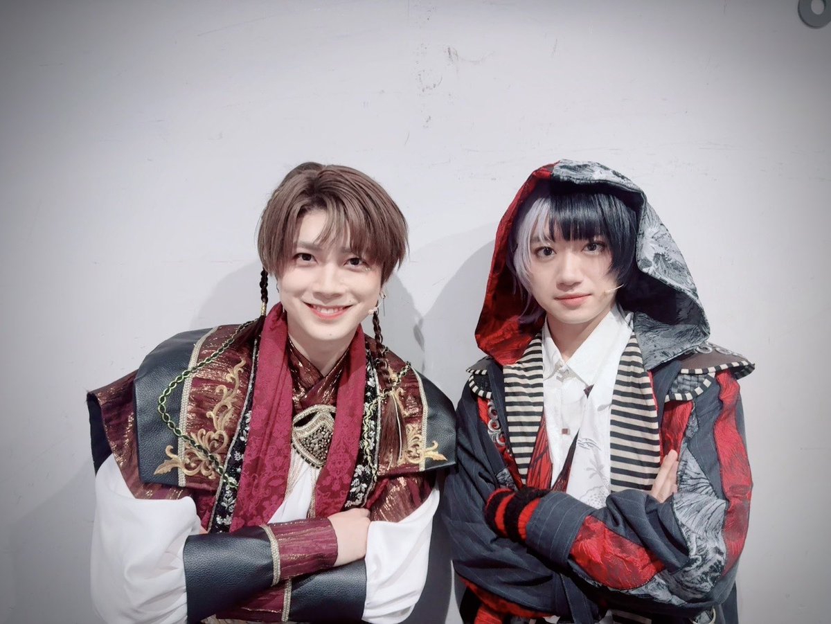 NobunagaSato's tweet photo. ⚔️剣劇「三國志演技〜蜀漢」⚔️
大阪千穐楽、ご観劇ありがとうございました！

皆様のおかげで全員で駆け抜けることができました！
東京公演もよろしくお願いします！

僕もハジケトウモロコシ菓子たべたい。

呂蒙さんと！
#剣劇三國志 https://t.co/mllNqkHNMA