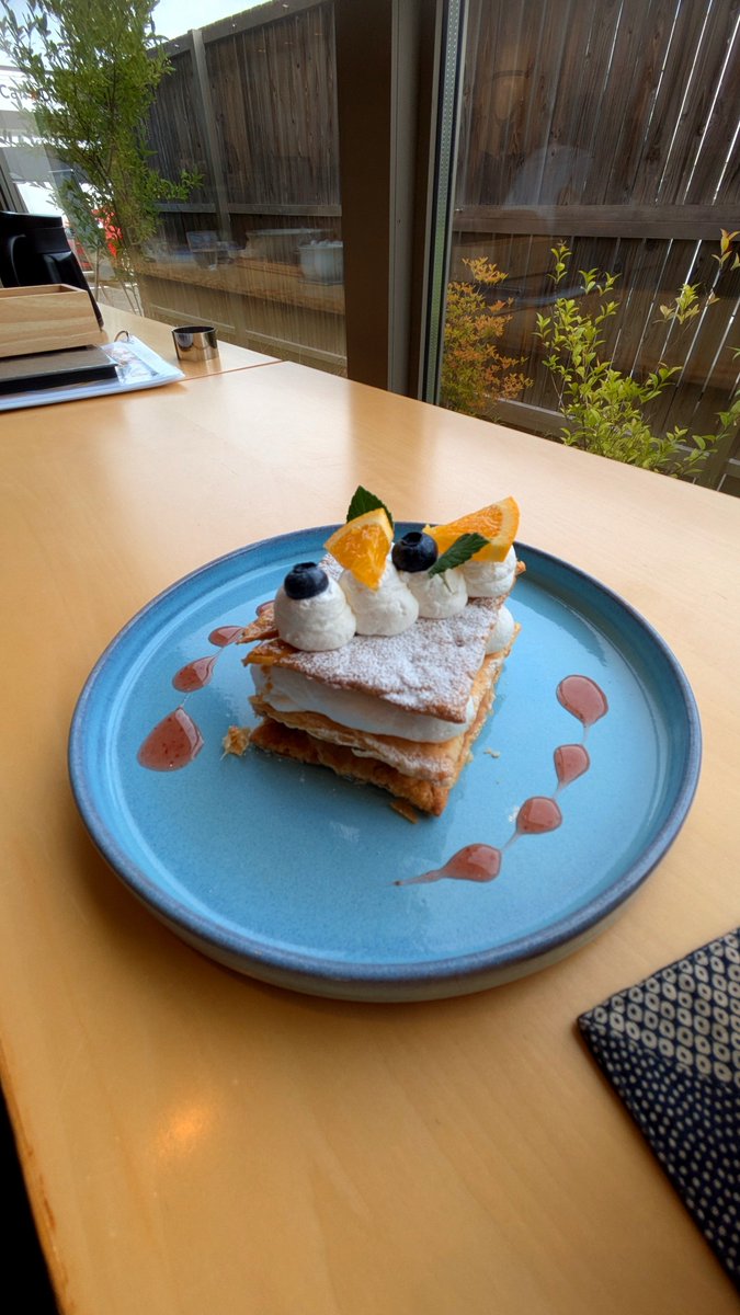 misaxiang622's tweet photo. 今日は、JALのファーストクラスの
茶菓子に採用された
「山形旬香菓」を作っている
山形の杵屋さんにやってきました!

2026年に白桃ゼリー
2019年にラ・フランスゼリー
が採用。

トラは空の上では食べられなそうなので
地上で楽しみたいと思います😅

カフェもあって、ゆっくりできました😊

#JALファーストクラス
#おいしい山形