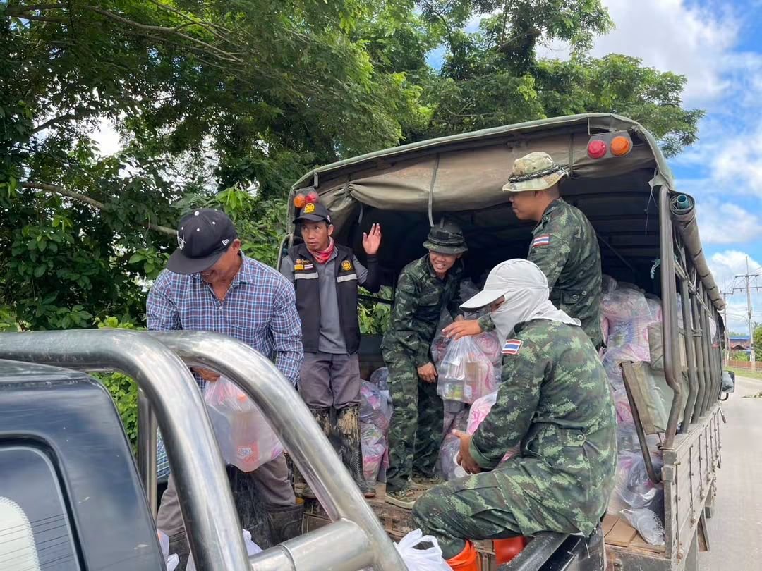armypr_news's tweet photo. “ขนย้ายอาหาร,น้ำดื่ม,เครื่องอุปโภคบริโภค เพื่อนำไปแจกจ่ายให้กับประชาชนที่ได้ผลกระทบจากอุทกภัยน้ำป่าไหลหลาก”

กองพลทหารม้าที่ 1 โดยกองพันทหารม้าที่ 15 กรมทหารม้าที่ 2 จัดกำลังพลชุดปฏิบัติการบรรเทาสาธารณภัย และกำลังพลจิตอาสา จำนวน 1 ชุดปฏิบัติการ ร่วมกับหน่วยงานราชการในพื้นที่ อำเภอเวียงสา ขนย้ายอาหาร,น้ำดื่ม,เครื่องอุปโภคบริโภค เพื่อนำไปแจกจ่ายให้กับประชาชนที่ได้ผลกระทบจากอุทกภัยน้ำป่าไหลหลาก  ณ บ้านไหล่น่าน หมู่ 1 ,บ้านบุญเรือง หมู่ 2 บ้านไหล่น่านเหนือหมู่ 8 ตำบลไหล่น่าน อำเภอเวียงสา จังหวัดน่าน

#ศูนย์ประชาสัมพันธ์กองทัพบก