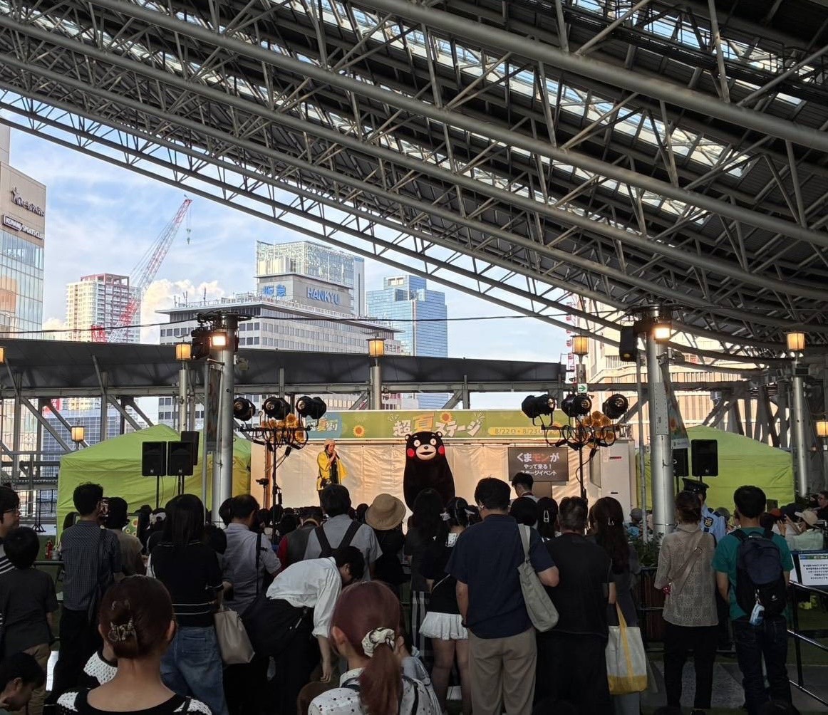 55_kumamon's tweet photo. 大阪でもた〜くさんのおともだちに会えて、うれしかったモン☆「待ってたよ！」「熊本がんばれ！」って声もいっぱいもろて、元気ばもろたモン！これからもみなさんに会えるのば楽しみにしてるモーーーン！ https://t.co/b5M7z6EBKD