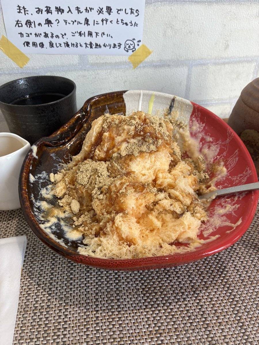 yonrococoa's tweet photo. いやー夏ですねー。
残暑お見舞い申し上げます。

かき氷🍧第3弾
凍らせたプリン🍮を削ったプリンかき氷🍧1500円
黒蜜、きな粉をかけていただきました。
食べたときの美味しさ、プライスレス。
#氷点菓 https://t.co/t88jtAKTt7