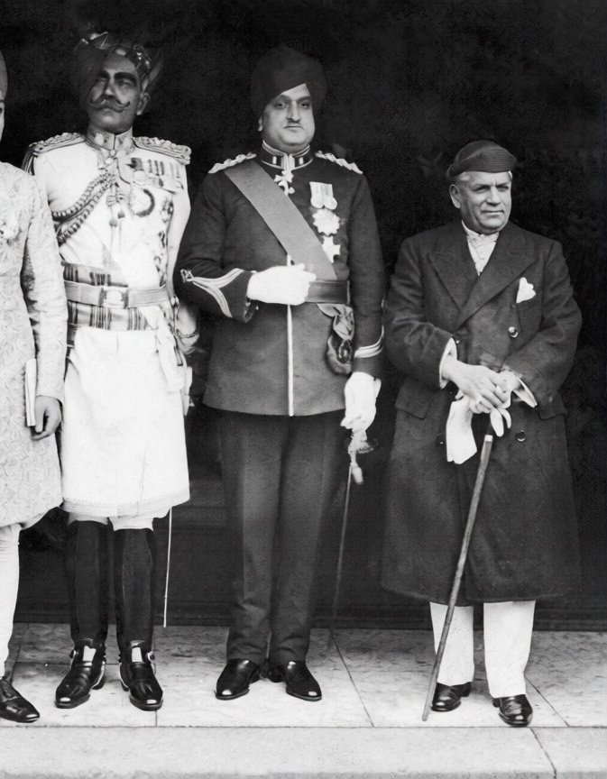 UnpaidPhilosphr's tweet photo. 'Kisi bhi random insaan ki pagdi mein photo daal deta hu kya hi pata chalega'

Meanwhile A Rathore and a Dogra Rajput with a Maratha (Left to right) https://t.co/op19x9vLCM