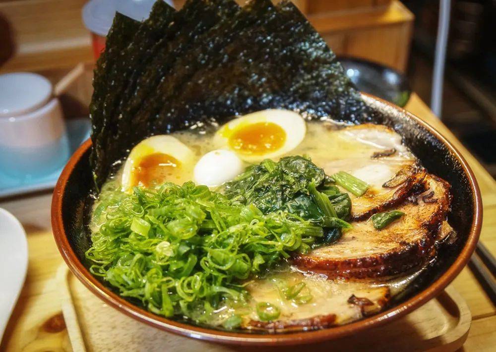 flower30299692's tweet photo. Just found the coziest hole-in-the-wall ramen shop in downtown! The tonkotsu broth is creamy, noodles are chewy, and their soft-boiled egg has the perfect runny yolk. 10/10 will be back this weekend! https://t.co/bhnepoImQP