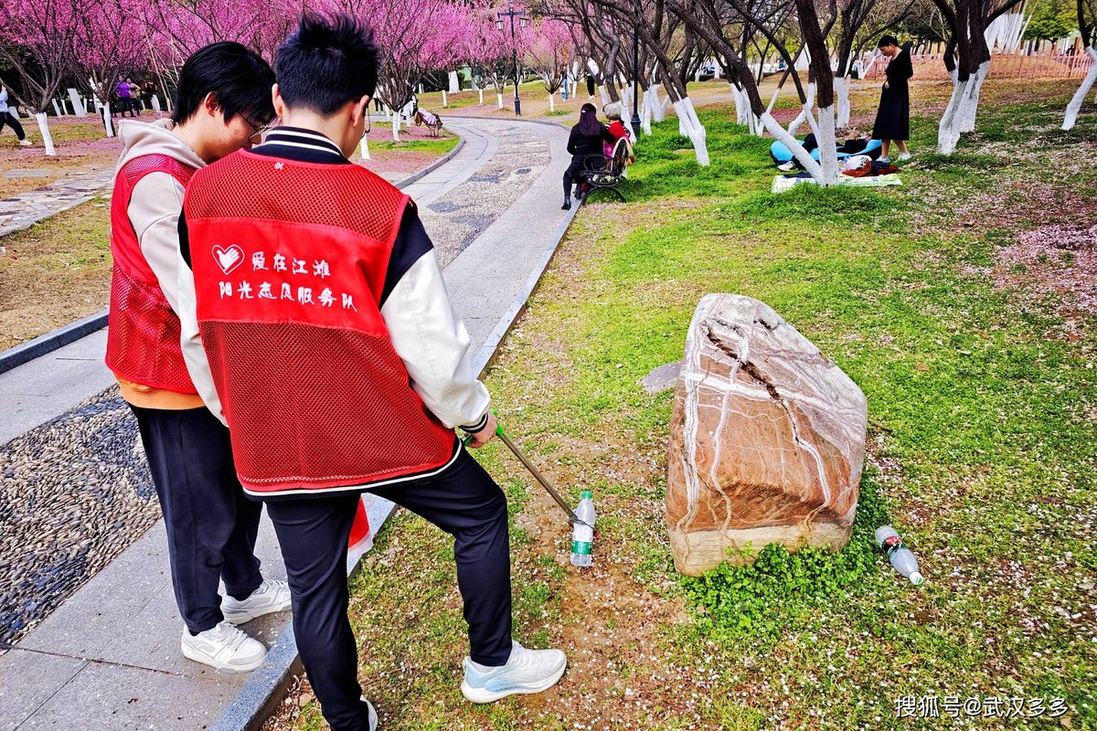 fredg48464735's tweet photo. Join our neighborhood clean-up this Sat 9am at Central Park! Bring gloves, meet new folks, and make our block shine. Free snacks provided! https://t.co/w3SQB1IQ9u