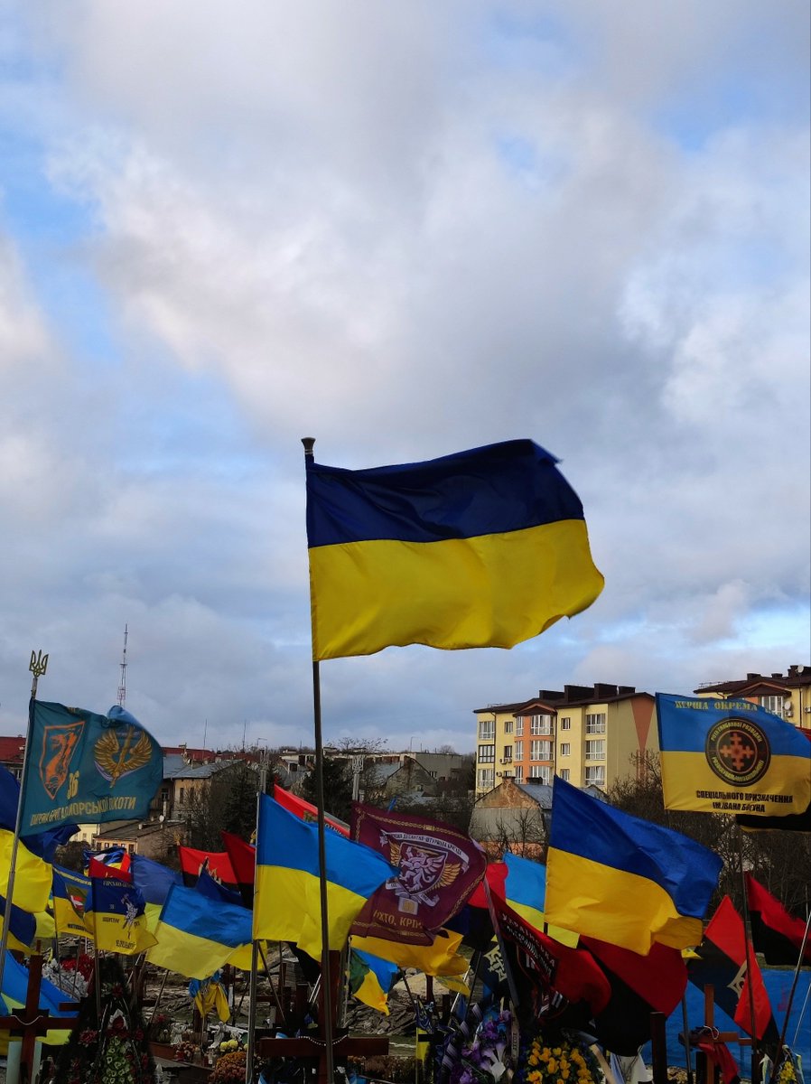 Mindenerwa's tweet photo. З днем прапора, бо рідніших і бооючіших кольорів немає 💙💛 https://t.co/MDMcYyGxiz