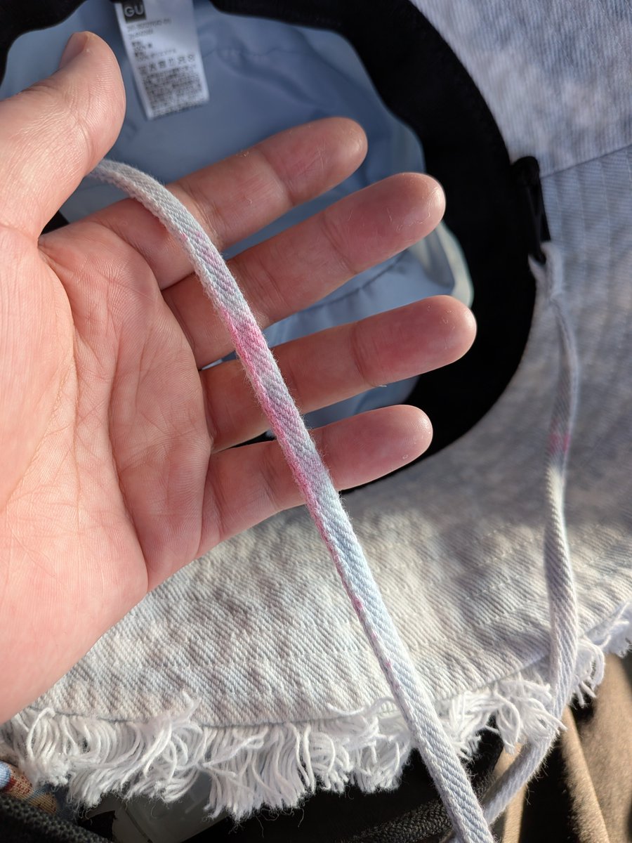 RenaTan0325's tweet photo. 夏に暖色系すると汗でこうなるw
美容師さんにも頭洗った際にピンク色の泡でるし、ピンクがバスタオルとかに付くからね〜と言われていたが汗でこう来たかw
前回ピンクした時、冬やイヤリングカラーでピンクしてたから忘れていたw
母が洗濯で落ちるのか？って心配してた
落ちるっしょ( •ω-  )☆ https://t.co/unU7em3VF8