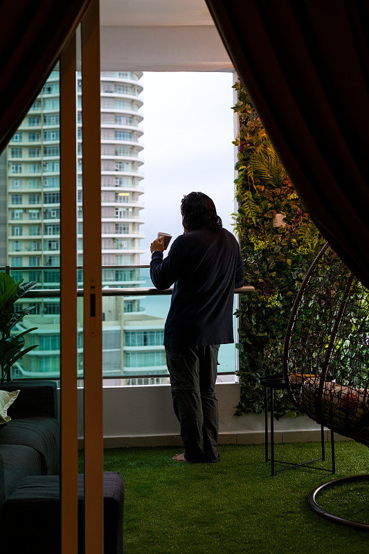MollyWolfkn's tweet photo. Momentito de relax: café frío en mano, mirando por la ventana. https://t.co/PZvJJkxhgm