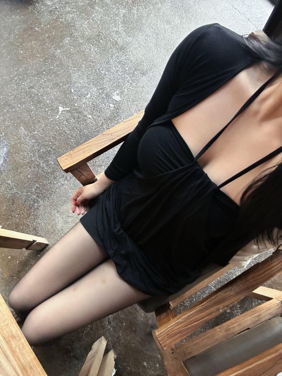 laurakaydenaaa's tweet photo. ️🐚🌝🟰🛡 
今天淡妆出门，眉眼清淡、唇色温柔。
可抬眼一沉，气场照样压人。  软妆藏不住锋芒——
看起来好接近，
却始终是你高攀不起的女王。  #女王 https://t.co/Aie5jKOuVP