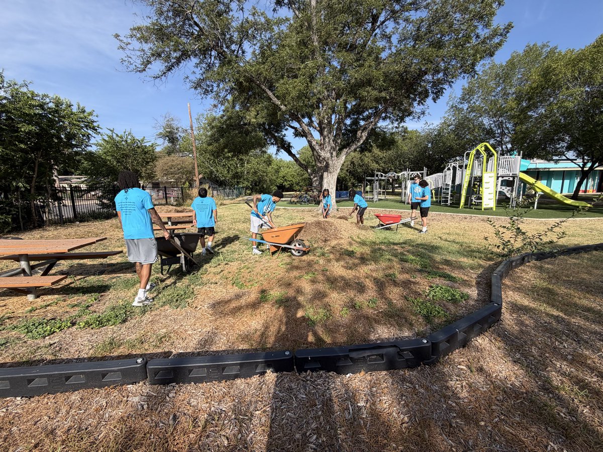 StMUmbb's tweet photo. Spent the morning working on the grounds at the Good Samaritan Center. Proud of the guys…Awesome way to wrap up the first week of school. 
#ContinuingTheHeritage https://t.co/ypzi43IfIt