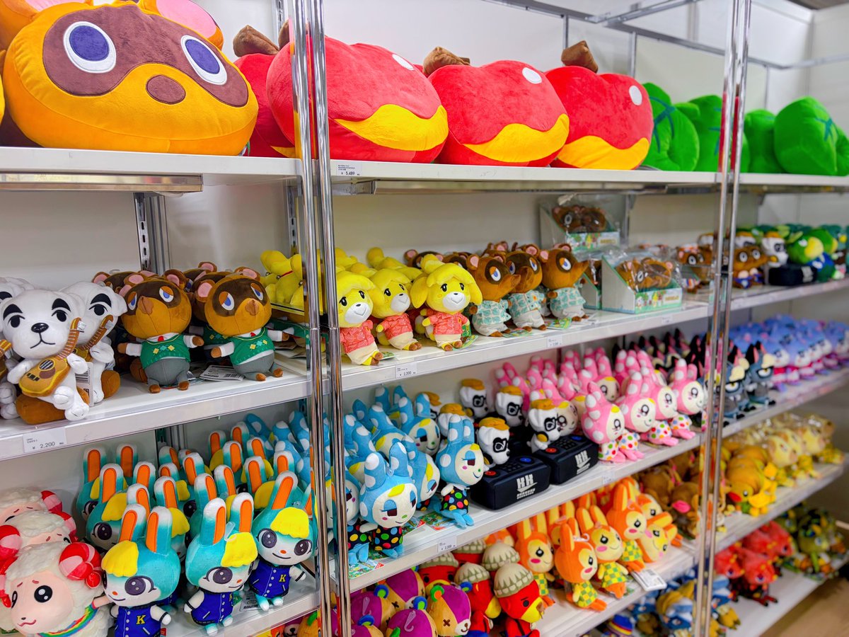 mimielmim's tweet photo. ガチャ引いて、クッション買った🍎
別のお店でかわいいお皿も買えたから料理するのも楽しみ〜🍖 https://t.co/wFU2CNesCW