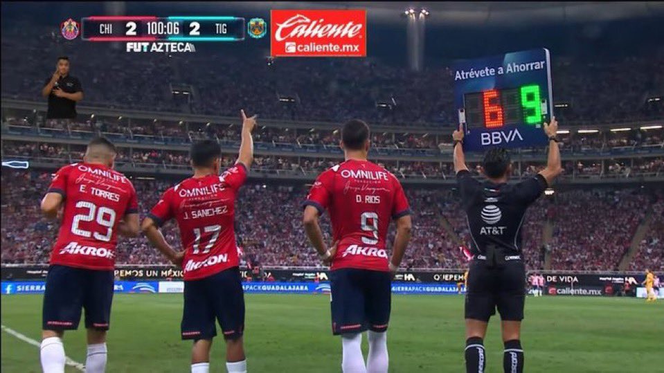 sergmfc's tweet photo. Chivas va ganando 4-0 y sus cambios son jordan carillo y kevin castañeda. Me acuerdo cuando en una final los cambios eran estos https://t.co/8KD1ITQTLS