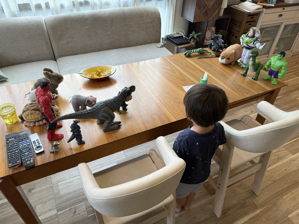daaaaaawaaaaaa's tweet photo. アベンジャーズ好きの息子が、エンドゲームの壮大なラストバトルを表現してます。

「Avengers！！……assemble笑」 https://t.co/uUWo3MTIkF