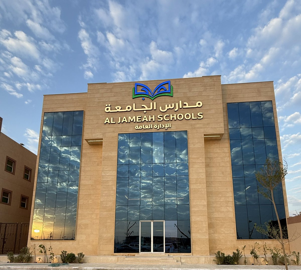 Abdulatif_MH's tweet photo. #العوده_الي_الدراسه
#وزارة_التعليم 
#الخرج 
#مدارس_الجامعة
📗 #عوداً_حميداً لأبنائنا الطلاب وبناتنا الطالبات في هذا الوطن الغالي.
اللهم لك الحمد على نعمة الإيمان والأمن والأمان 
في ظل رعايةٍ كريمة ودعمٍ كبير من قيادتنا الرشيدة للعلم والتعليم ومنسوبيه..
ووفق الله منسوبي المدارس من مديرين وإداريين ومعلمين  لأداء رسالتهم السامية.
وصباحكم خير وعطاء 🌹