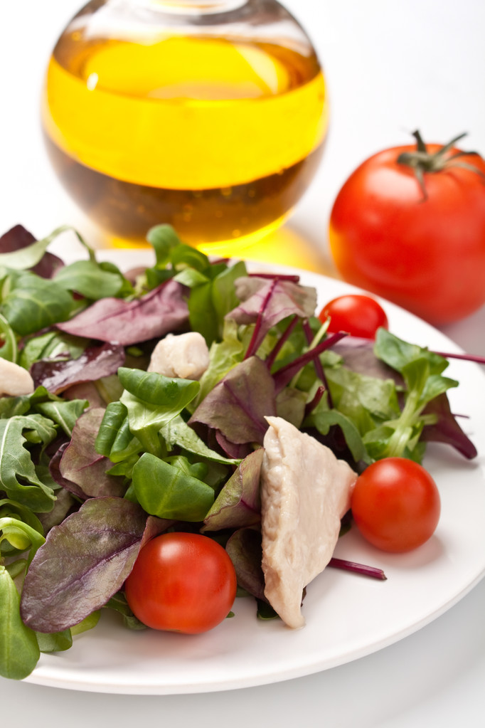 HaminhHo3's tweet photo. A 5-minute high-protein salad for fat loss: grilled chicken, mixed greens, cherry tomatoes u0026 olive oil dressing. Light, filling, and under 300 kcal. https://t.co/AvwYrCS5cy