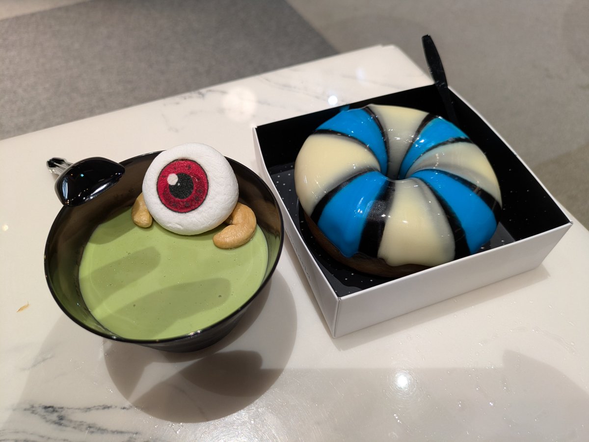mkhh1008's tweet photo. 昨日頂いた、目玉のおやじのピスタチオプリンと、鬼太郎のちゃんちゃんこデザインのドーナツ。なかなかの色合い（笑） https://t.co/2jNuM2VNwW