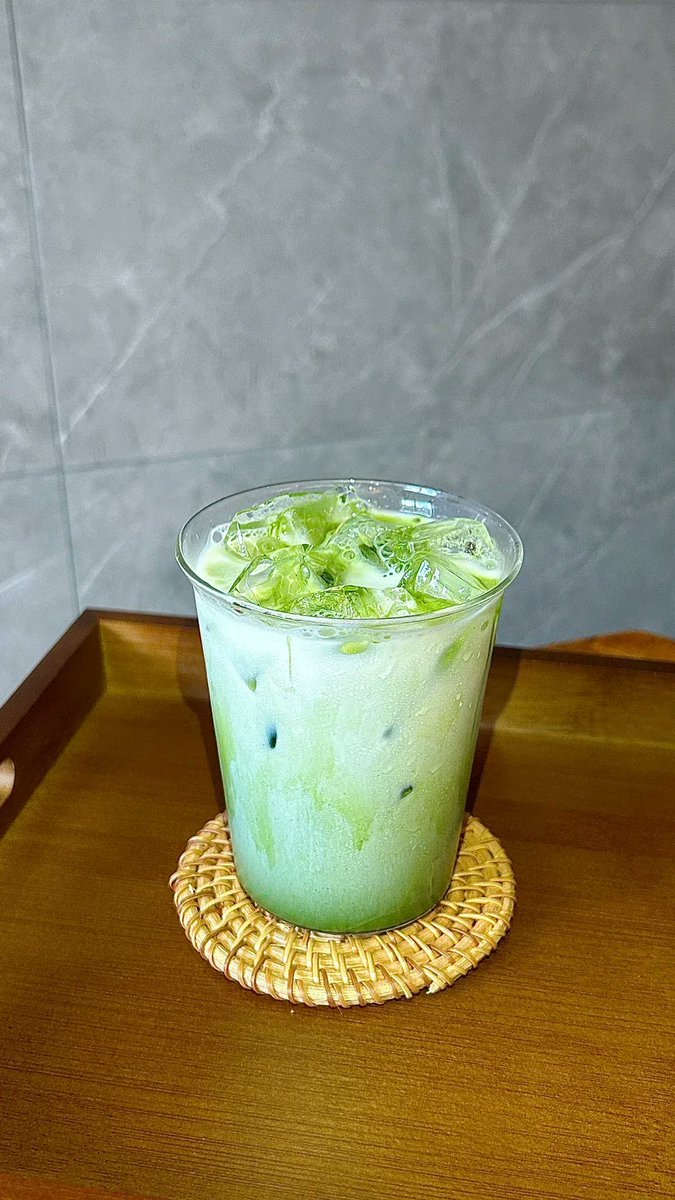 deviltrippy's tweet photo. [ 5-minute iced matcha latte alert! Whisk 1 tsp matcha + 20ml hot water until smooth, top with ice and oat milk, done. Perfect cozy pick-me-up for busy mornings  #DrinkRecipes]， https://t.co/dioCEdP1U6