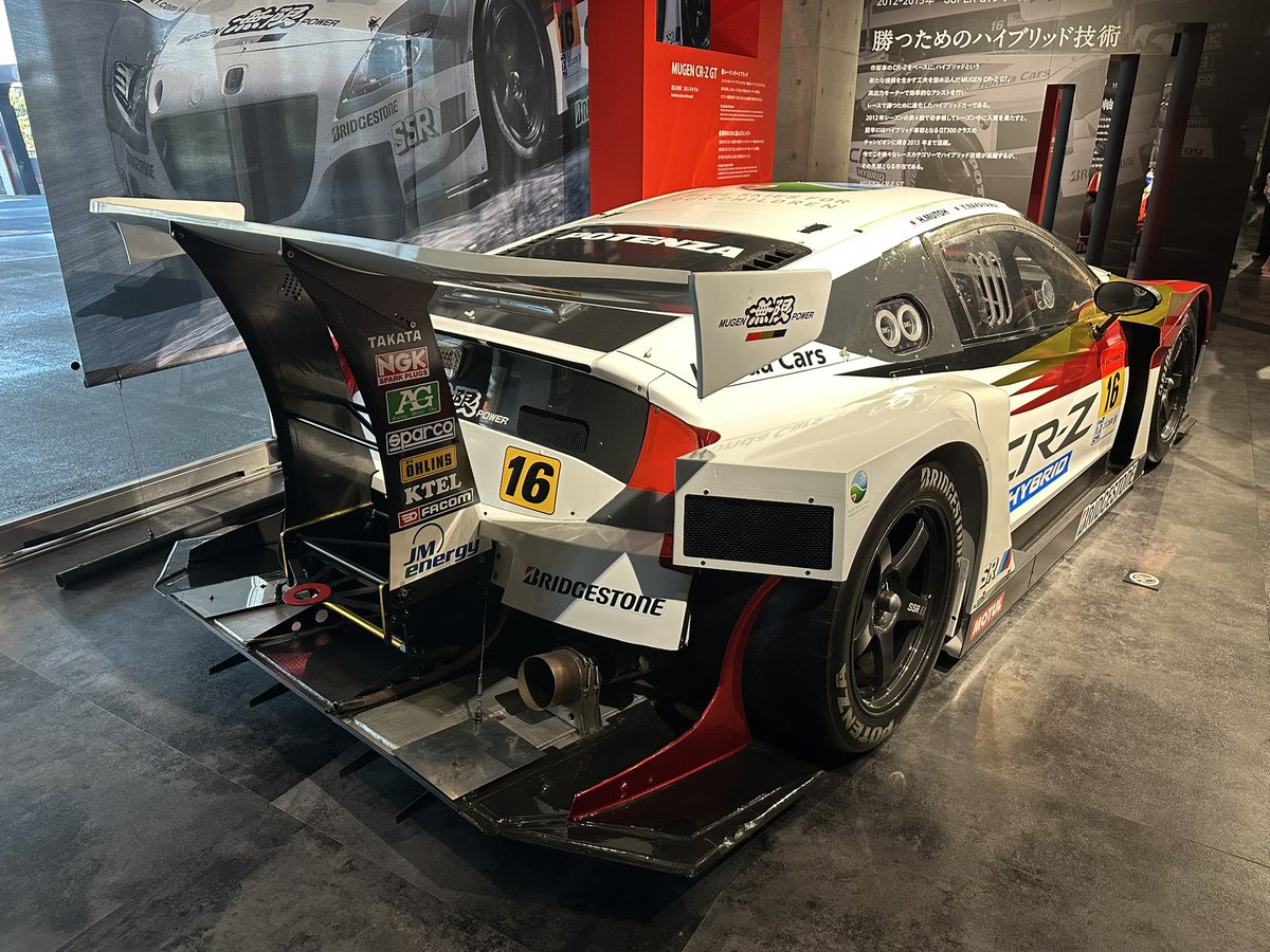 HondaJP_Live's tweet photo. 鈴鹿サーキットの観覧車すぐ近く、Honda RACING Galleryでは企画展「発想の大逆展」を実施🏁

2013年の #SUPERGT GT300クラスチャンピオンのミッドシップにエンジンを搭載したMUGEN CR-Z GTを展示中✨

冷房が効いている館内で涼めます🙋 https://t.co/Ewr31ZkgNc